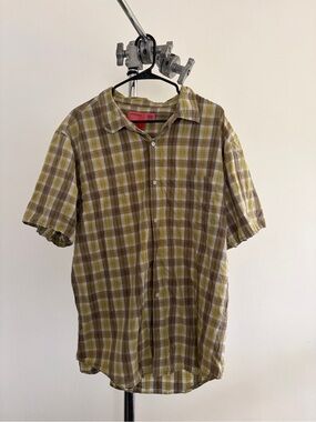 Casual Short-Sleeve Plaid Button-Down Shirt in Olive and White